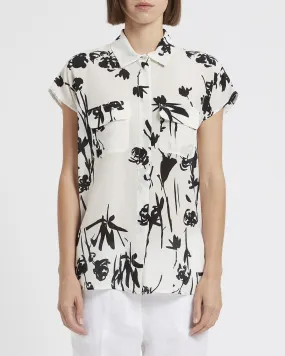 Blusa bianca in crêpe di seta a fantasia fiori neri con maniche ad aletta e colletto a punta
