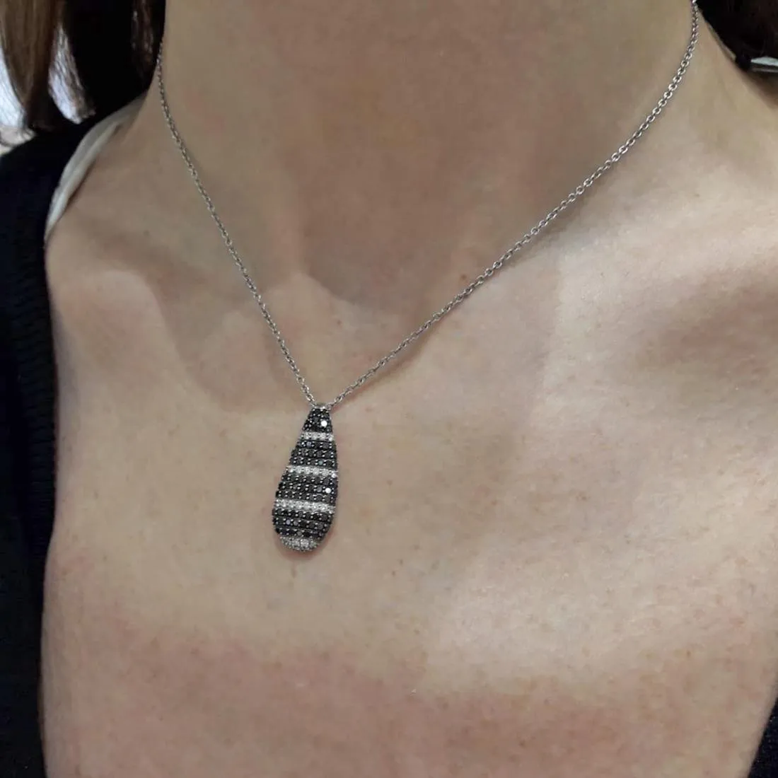 Collana con pendete in oro bianco, diamanti bianchi e neri