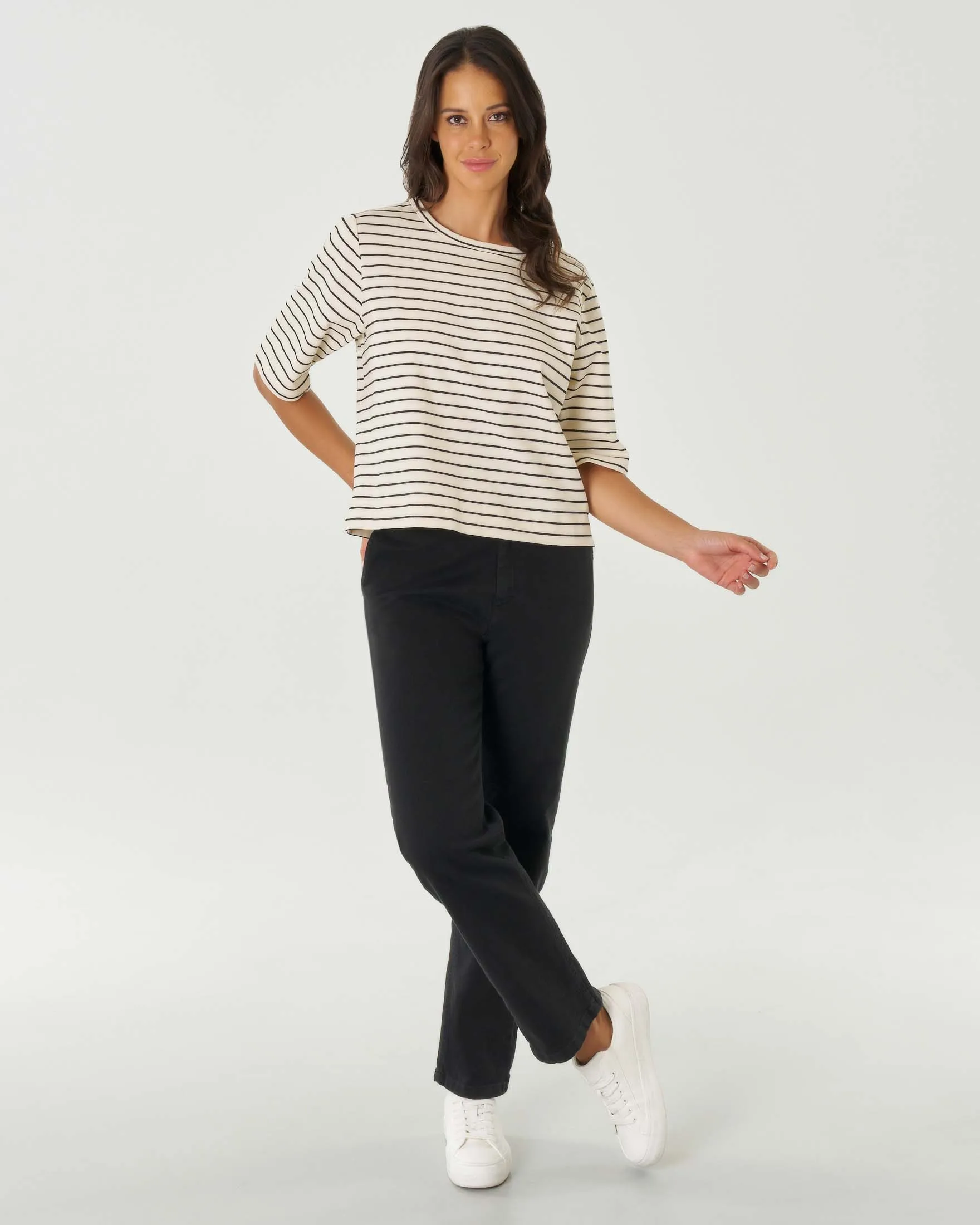 T-shirt over color avorio a righine nere in cotone stretch con maniche al gomito
